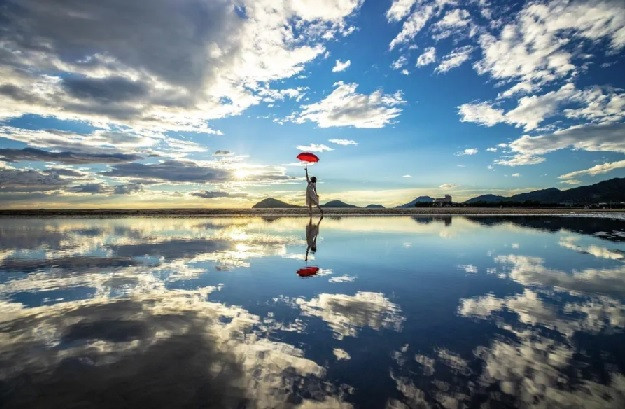 Bãi biển như tấm gương soi trời ở Nhật Bản